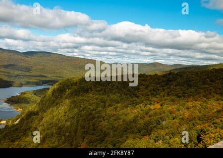 Vue panoramique sur le parc du Mont Tremblant et le lac Monroe Banque D'Images