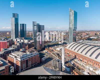 Photographie aérienne par drone du centre-ville de Manchester par une journée ensoleillée incluant la Tour de Beethowam, la place Deansgate, le centre de Manchester, la tour DE L'AXE Banque D'Images