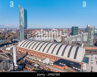 Photographie aérienne par drone du centre-ville de Manchester par une journée ensoleillée incluant la Tour de Beethowam, la place Deansgate, le centre de Manchester, la tour DE L'AXE Banque D'Images