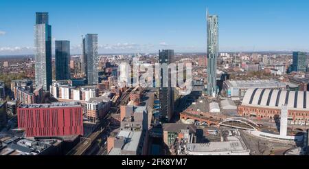 Photographie aérienne par drone du centre-ville de Manchester par une journée ensoleillée incluant la Tour de Beethowam, la place Deansgate, le centre de Manchester, la tour DE L'AXE Banque D'Images