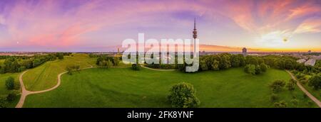 Un lever de soleil de rêve au-dessus du populaire parc olympique de Munich depuis une hauteur et vue panoramique avec un ciel violet matin sur le visite idyllique hotspot dans le Banque D'Images