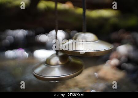 Cymbales gros plan pour la thérapie de guérison sonore Banque D'Images