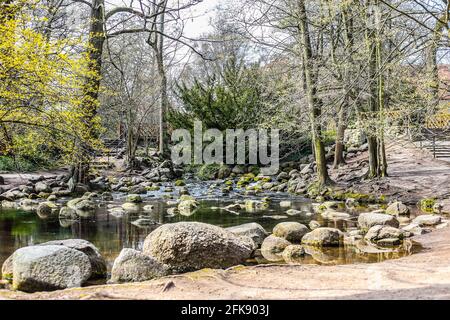 Gdansk, Pologne. 21 avril 2021. Une rivière coule dans le parc et de grandes pierres se trouvent sur la rive. Crédit : SOPA Images Limited/Alamy Live News Banque D'Images