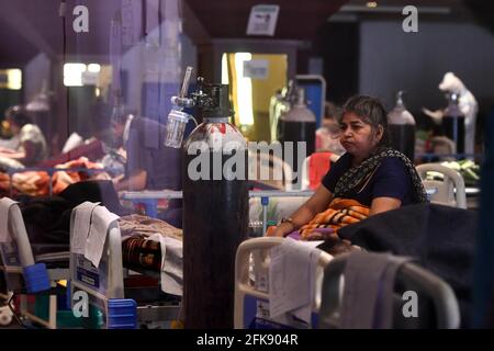 New Delhi, Inde. 29 avril 2021. Les patients atteints de COVID-19 sont vus dans un centre de soins de New Delhi, Inde, le 29 avril 2021. L'Inde a été gravement saisie par la deuxième vague de la pandémie, près de 380,000 nouveaux cas et 3,645 décès ayant été enregistrés jeudi, ce qui porte le nombre total à 18,376,524 et le nombre de décès à 204,832. Credit: Partha Sarkar/Xinhua/Alamy Live News Banque D'Images