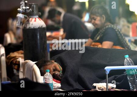 New Delhi, Inde. 29 avril 2021. Les patients atteints de COVID-19 sont vus dans un centre de soins de New Delhi, Inde, le 29 avril 2021. L'Inde a été gravement saisie par la deuxième vague de la pandémie, près de 380,000 nouveaux cas et 3,645 décès ayant été enregistrés jeudi, ce qui porte le nombre total à 18,376,524 et le nombre de décès à 204,832. Credit: Partha Sarkar/Xinhua/Alamy Live News Banque D'Images