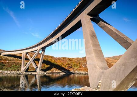 Une image HDR automatique lumineuse de 3 prises de vue du pont de Kylesku portant l'A894 à travers le canal de Caolas Cumhann, Sutherland, Écosse. 23 octobre 2016 Banque D'Images