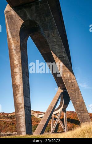 Une image HDR automatique lumineuse de 3 prises de vue du pont de Kylesku portant l'A894 à travers le canal de Caolas Cumhann, Sutherland, Écosse. 23 octobre 2016 Banque D'Images