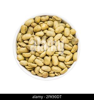 Grains de café verts dans un bol isolé sur fond blanc avec un chemin d'écrêtage. Vue de dessus Banque D'Images