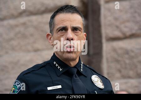 Austin, Texas, États-Unis. 29 avril 2021. JOSEPH CHACON, le chef par intérim d'Austin, s'adresse aux médias tandis que les chefs de police texans discutent au Capitole du Texas le 29 avril 2021 en s'opposant à des projets de loi au Sénat qui permettraient à toute personne de plus de 21 ans de porter publiquement une arme de poing sans obligation de licence ou de formation. Selon M. Lawmen, les crimes contre les armes à feu vont rendre leur emploi plus difficile à mesure que les crimes contre les armes à feu vont s'améliorer dans tout l'État. Crédit : Bob Daemmrich/ZUMA Wire/Alay Live News Banque D'Images