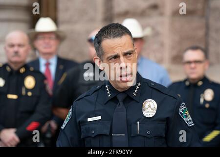 Austin, Texas, États-Unis. 29 avril 2021. JOSEPH CHACON, le chef par intérim d'Austin, s'adresse aux médias tandis que les chefs de police texans discutent au Capitole du Texas le 29 avril 2021 en s'opposant à des projets de loi au Sénat qui permettraient à toute personne de plus de 21 ans de porter publiquement une arme de poing sans obligation de licence ou de formation. Selon M. Lawmen, les crimes contre les armes à feu vont rendre leur emploi plus difficile à mesure que les crimes contre les armes à feu vont s'améliorer dans tout l'État. Crédit : Bob Daemmrich/ZUMA Wire/Alay Live News Banque D'Images