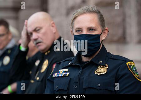 Austin, Texas, États-Unis. 29 avril 2021. JESSICA ANDERSON, du département de police de Houston, écoute pendant que les chefs de police du Texas parlent au Capitole du Texas le 29 avril 2021 en s'opposant à des projets de loi au Sénat qui permettraient à quiconque de plus de 21 ans de se porter publiquement une arme de poing sans obligation de licence ou de formation. Selon M. Lawmen, les crimes contre les armes à feu vont rendre leur emploi plus difficile à mesure que les crimes contre les armes à feu vont s'améliorer dans tout l'État. Crédit : Bob Daemmrich/ZUMA Wire/Alay Live News Banque D'Images