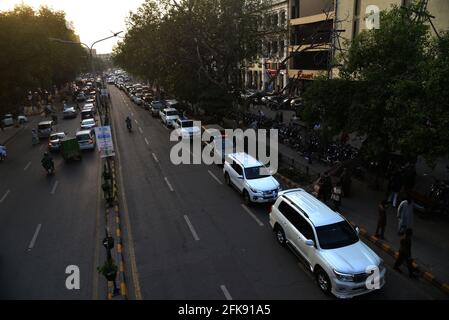L'armée pakistanaise, les troupes de Rangers patrouillent dans un marché, bazar, routes principales pour observer les nouvelles restrictions annoncées par le gouvernement pour les milieux d'affaires afin de contrôler la propagation du coronavirus à Lahore. Les autorités pakistanaises font des courses contre le temps pour ajouter des lits et des ventilateurs dans les hôpitaux en raison d'une augmentation des décès et des infections à coronavirus. Les autorités ont commencé à convoquer des troupes pour s'assurer que les gens ne violent pas les règles de distanciation sociale, selon le ministre de l'intérieur Sheikh Rashid Ahmad. (Photo de Rana Sajid Hussain/Pacific Press) Banque D'Images