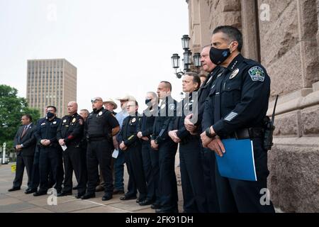 Austin, Texas, États-Unis. 29 avril 2021. Les chefs de police texans se tiennent au Capitole du Texas le 29 avril 2021, en opposition à des projets de loi au Sénat qui permettraient à quiconque de plus de 21 ans de se faire porter publiquement une arme de poing sans obligation de licence ou de formation. Selon M. Lawmen, les crimes contre les armes à feu vont rendre leur emploi plus difficile à mesure que les crimes contre les armes à feu vont s'améliorer dans tout l'État. Crédit : Bob Daemmrich/ZUMA Wire/Alay Live News Banque D'Images