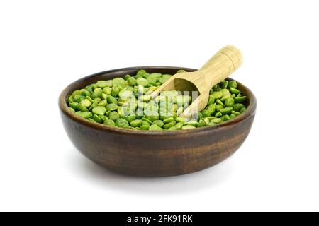 Petits pois dans un bol en bois isolé sur fond blanc Banque D'Images