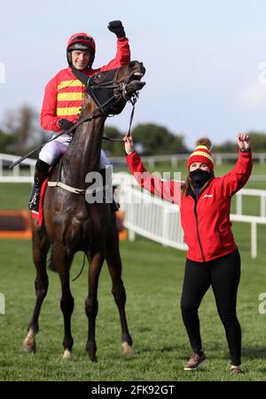 Patrick Mullins (à gauche) et Klassical Dream Celebrate gagner les stayers de Ladbrokes Champion se haillent avec le marié Eilish Byrne pendant le troisième jour du Punchestown Festival à l'hippodrome de Punchestown dans le comté de Kildare, en Irlande. Date de publication : jeudi 29 avril 2021. Banque D'Images