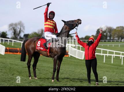 Patrick Mullins (à gauche) et Klassical Dream Celebrate gagner les stayers de Ladbrokes Champion se haillent avec le marié Eilish Byrne pendant le troisième jour du Punchestown Festival à l'hippodrome de Punchestown dans le comté de Kildare, en Irlande. Date de publication : jeudi 29 avril 2021. Banque D'Images