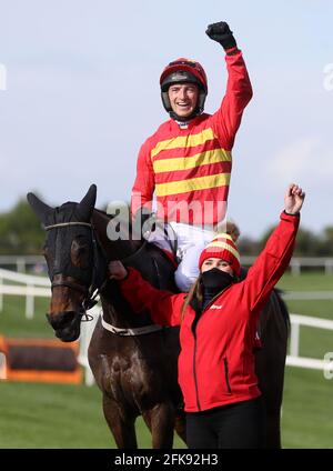 Patrick Mullins (à gauche) et Klassical Dream Celebrate gagner les stayers de Ladbrokes Champion se haillent avec le marié Eilish Byrne pendant le troisième jour du Punchestown Festival à l'hippodrome de Punchestown dans le comté de Kildare, en Irlande. Date de publication : jeudi 29 avril 2021. Banque D'Images