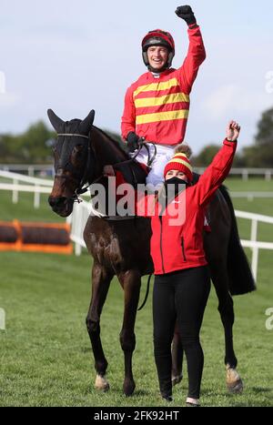 Patrick Mullins (à gauche) et Klassical Dream Celebrate gagner les stayers de Ladbrokes Champion se haillent avec le marié Eilish Byrne pendant le troisième jour du Punchestown Festival à l'hippodrome de Punchestown dans le comté de Kildare, en Irlande. Date de publication : jeudi 29 avril 2021. Banque D'Images