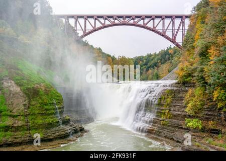 Upper Falls avec pont dans le parc national de Letchworth, New York Banque D'Images