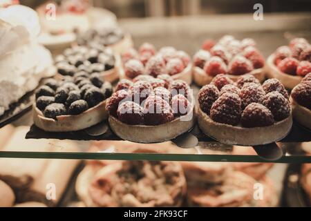 délicieux gâteaux aux framboises et sur la clayette du boulangerie Banque D'Images