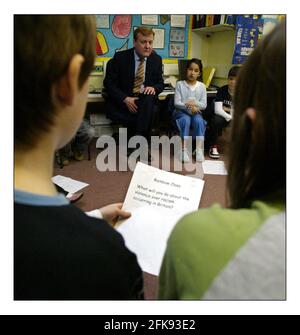 Charles Kennedy sur la piste électorale visite Weston Park École primaire dans le nord de Londres et répond aux questions de Children.pic David Sandison 27/4/2005 Banque D'Images