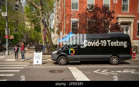 Une fourgonnette d'essai COVID-19 dans le quartier de Greenwich Village à New York le mercredi 28 avril 2021. (Âphoto de Richard B. Levine) Banque D'Images