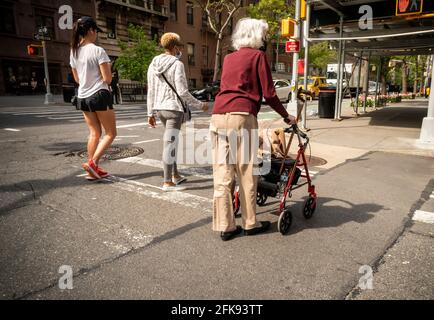 New York, États-Unis. 28 avril 2021. Une femme âgée traverse une intersection dans Greenwich Village à New York le mercredi 28 avril 2021. (Âphoto de Richard B. Levine) crédit: SIPA USA/Alay Live News Banque D'Images