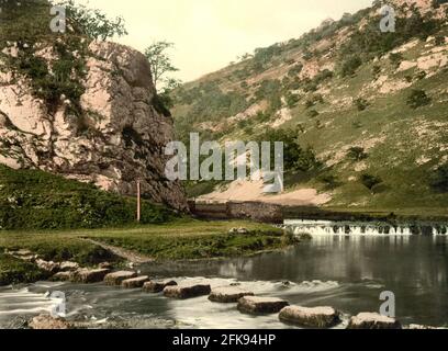 Des pierres sur la rivière Dove à Dovedale dans le Derbyshire vers 1890-1900 Banque D'Images