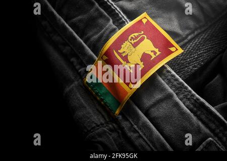 Étiquette sur les vêtements foncés sous la forme du drapeau Du Sri Lanka Banque D'Images