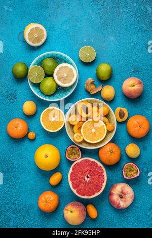 Fruits d'été tropicaux colorés sur fond bleu, vue verticale du dessus avec espace de copie Banque D'Images