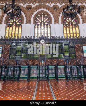 TOLÈDE, ESPAGNE - 15 MARS 2016 : vue intérieure de la salle et du plafond de la gare de Tolède, conçue par l'architecte Narciso Clavería en 1919 dans N Banque D'Images