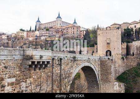 Vue panoramique sur Tolède en Espagne, avec quelques monuments comme l'Alcazar ou la cathédrale à reconnaître. Banque D'Images