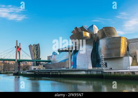 BILBAO, ESPAGNE - 20 JANVIER 2016 : vue panoramique sur le musée Guggenheim et le pont de la Salve sur la rive du fleuve Nervion à Bilbao, Espagne. Banque D'Images