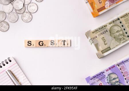 Assam, inde - 30 mars 2021 : Word SGST écrit sur une image de stock de cubes en bois. Banque D'Images
