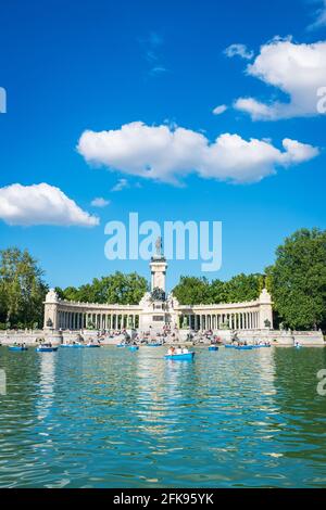 MADRID - 26 MAI 2018: Touristes appréciant le bon temps au grand étang du Parc Retiro (Parque del Buen Retiro) à Madrid au début du printemps. LON Banque D'Images