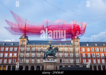 MADRID - 11 FÉVRIER 2018 : installation de fibres colorées Janet Echelman 1.78 au-dessus de la place Plaza Mayor à Madrid, Espagne. Banque D'Images