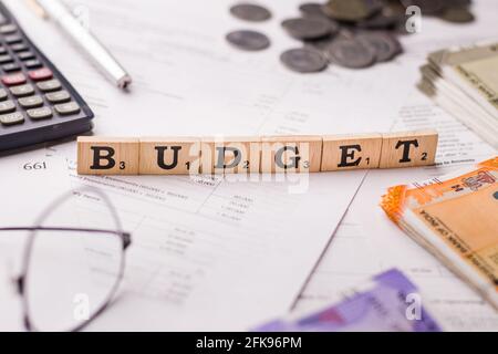 Assam, inde - 30 mars 2021 : Budget Word écrit sur image de stock de cubes en bois. Banque D'Images