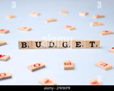 Assam, inde - 30 mars 2021 : Budget Word écrit sur image de stock de cubes en bois. Banque D'Images