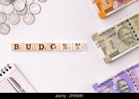 Assam, inde - 30 mars 2021 : Budget Word écrit sur image de stock de cubes en bois. Banque D'Images