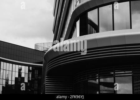 bâtiment moderne monochrome avec courbe Banque D'Images