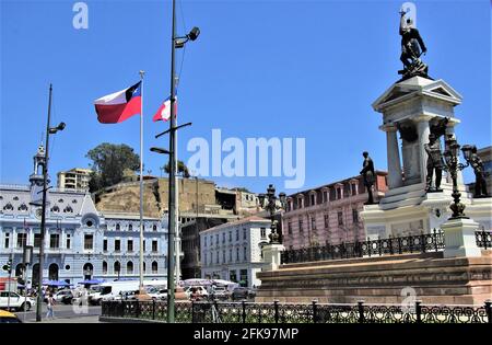 Plaza Sotomayor avec des statues de héros nationaux et la façade bleue du quartier général de la Marine, Valparaiso, Chili, Amérique du Sud Banque D'Images