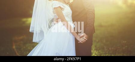 Jeune couple de mariage appréciant des moments romantiques sur la prairie Banque D'Images