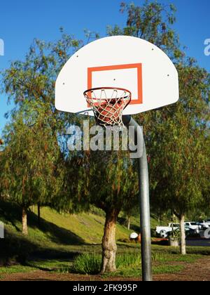 Vue grand angle du ballon de basket-ball passant par le filet. Banque D'Images