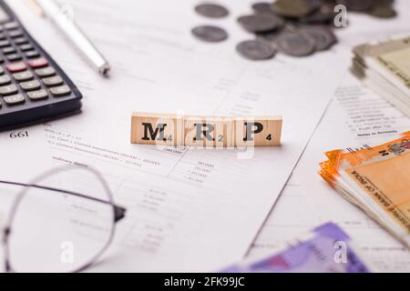 Assam, inde - 30 mars 2021 : Mot MRP écrit sur image de stock de cubes en bois. Banque D'Images