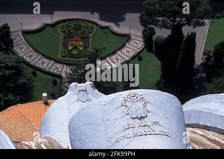 Jardins du palais du gouvernorat de l'État de la Cité du Vatican depuis le sommet du dôme de Michel-Ange, Cité du Vatican, Italie Banque D'Images