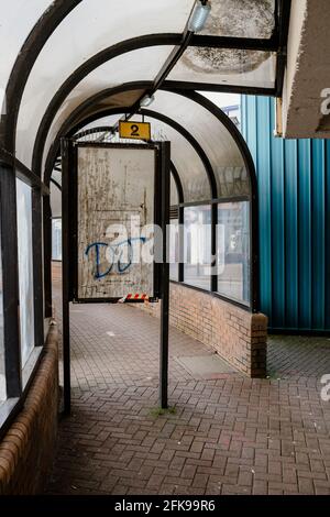 MERTHYR TYDFIL, PAYS DE GALLES - 08 AVRIL 2021 : la gare routière de l'ancien Merthyr n'a pas beaucoup changé depuis 60 ans. Cette station est sur le point d'être fermée comme la nouvelle ville Banque D'Images