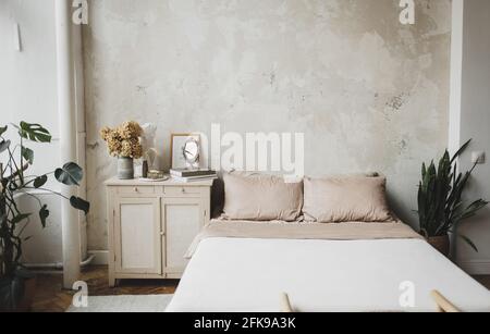 intérieur d'une chambre confortable dans un design moderne minimaliste. Photo réelle de l'hôtel ou de la chambre Banque D'Images