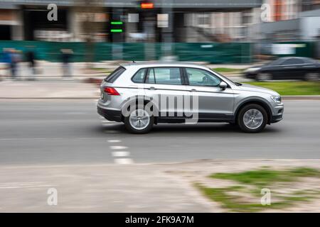 Ukraine, Kiev - 20 avril 2021 : la voiture argent Volkswagen Tiguan se déplace dans la rue. Éditorial Banque D'Images