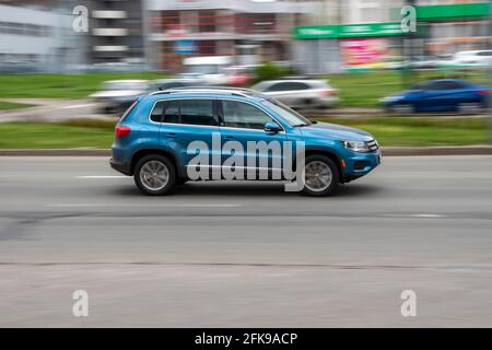 Ukraine, Kiev - 20 avril 2021: Voiture légère Blue Volkswagen Tiguan se déplaçant dans la rue. Éditorial Banque D'Images