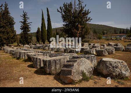 Le Temple de Zeus dans le centre du sanctuaire de Zeus à Nemea Péloponnèse, Grèce. Banque D'Images